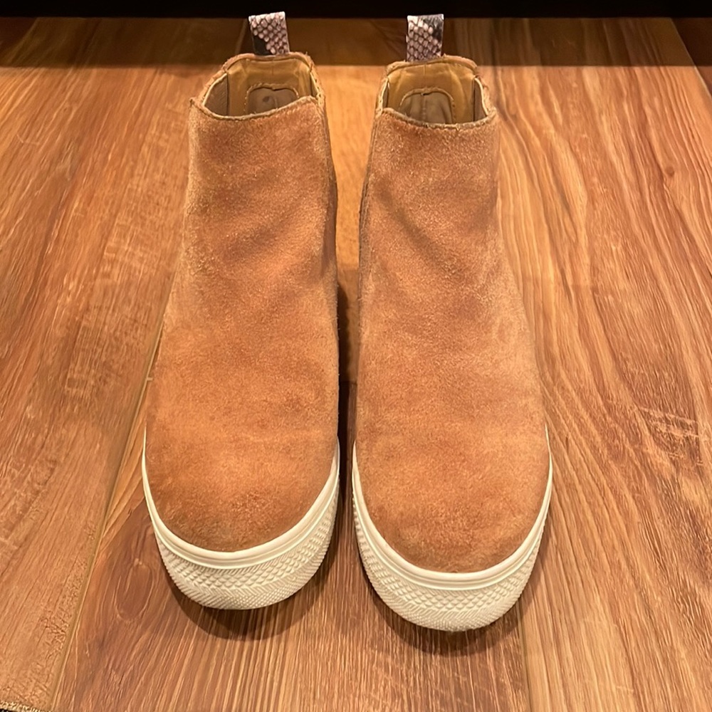 Slip on wedge shoes in suede